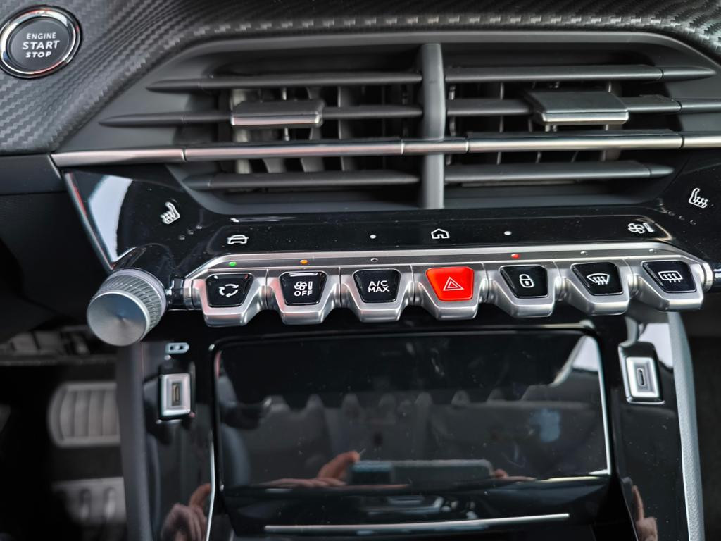 Peugeot e-208