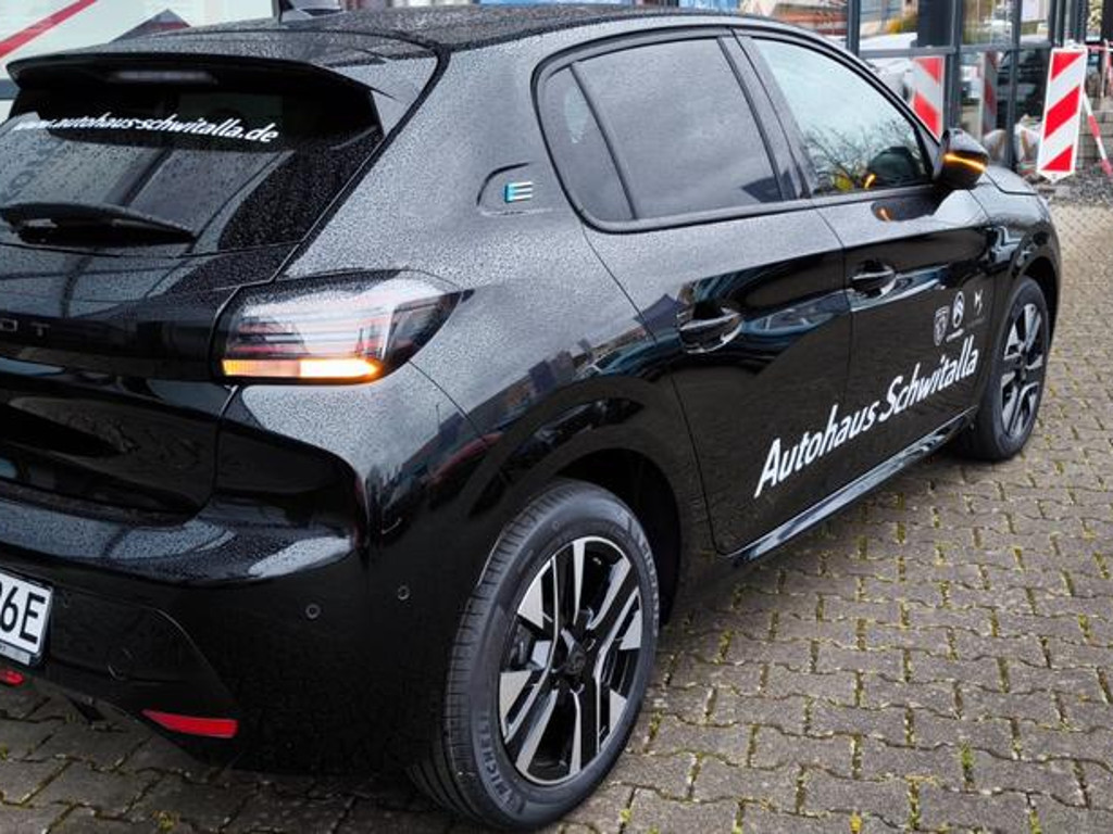Peugeot e-208