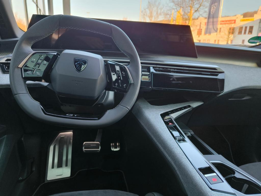 Peugeot E-3008
