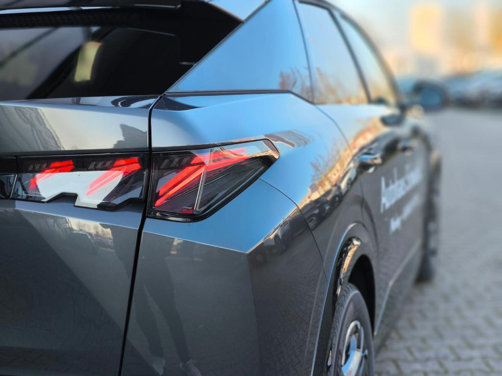 Peugeot E-3008