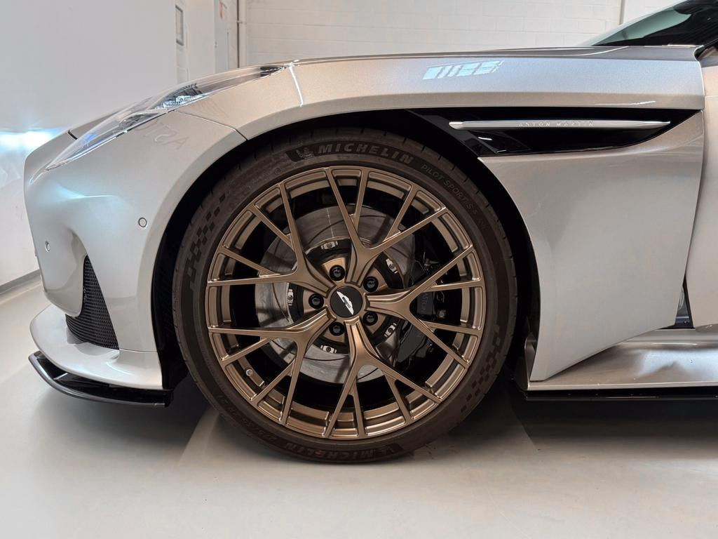 Aston Martin DB12
