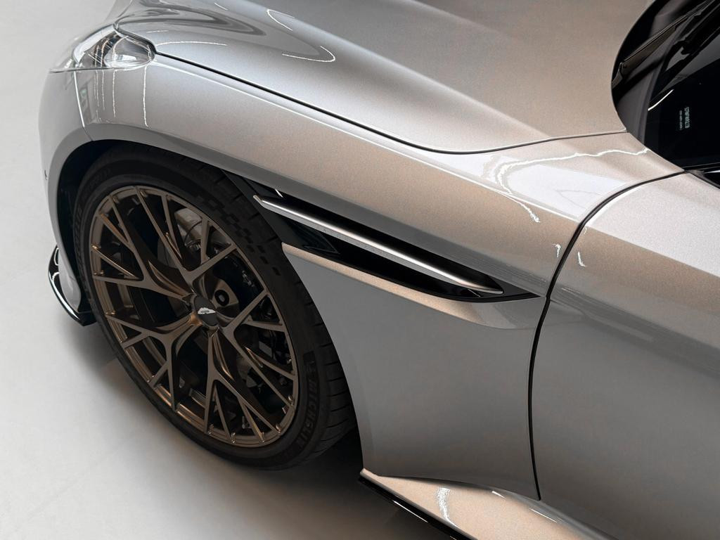 Aston Martin DB12