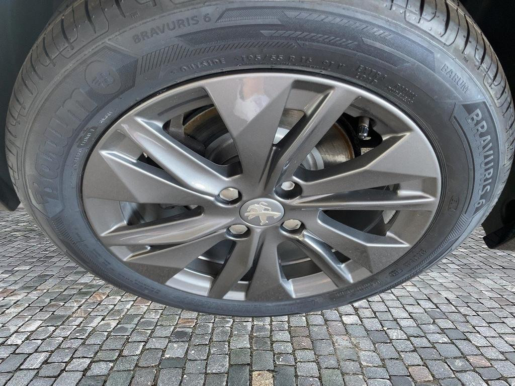 Peugeot e-208