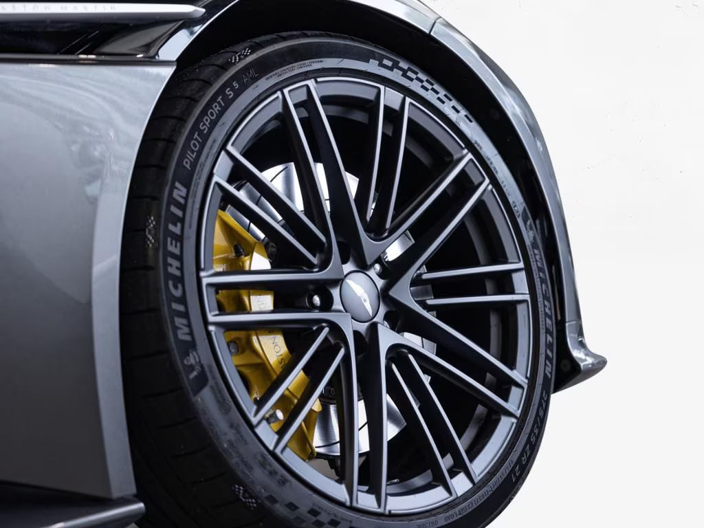 Aston Martin DB12