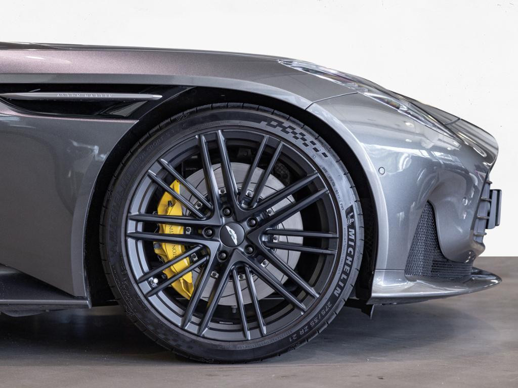 Aston Martin DB12