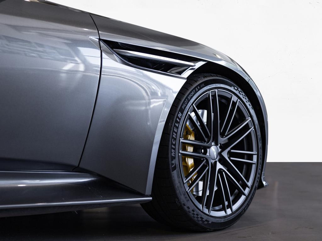Aston Martin DB12
