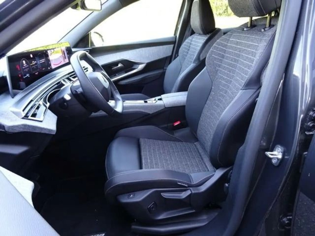 Peugeot E-3008