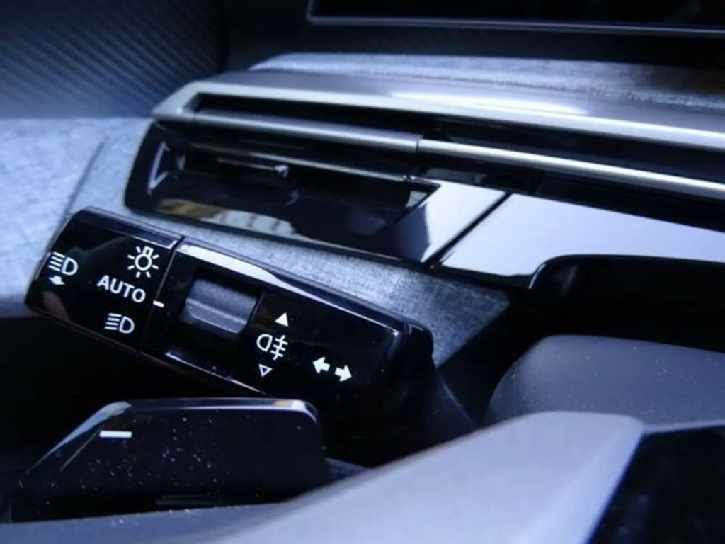Peugeot E-3008
