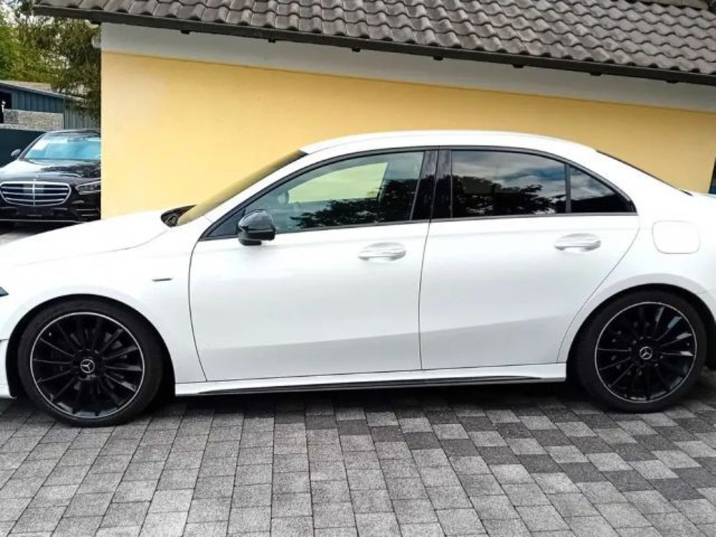 Mercedes-Benz A-Klasse A 220 AMG Line A 220 d