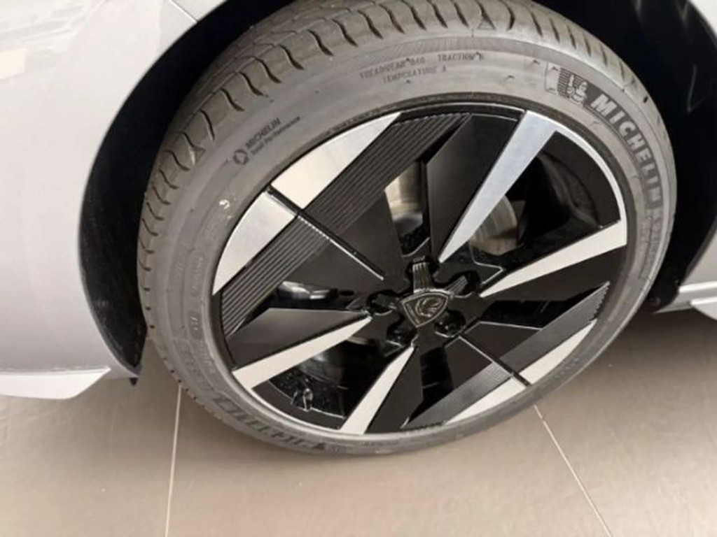 Peugeot e-308