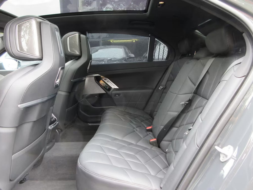 BMW i7