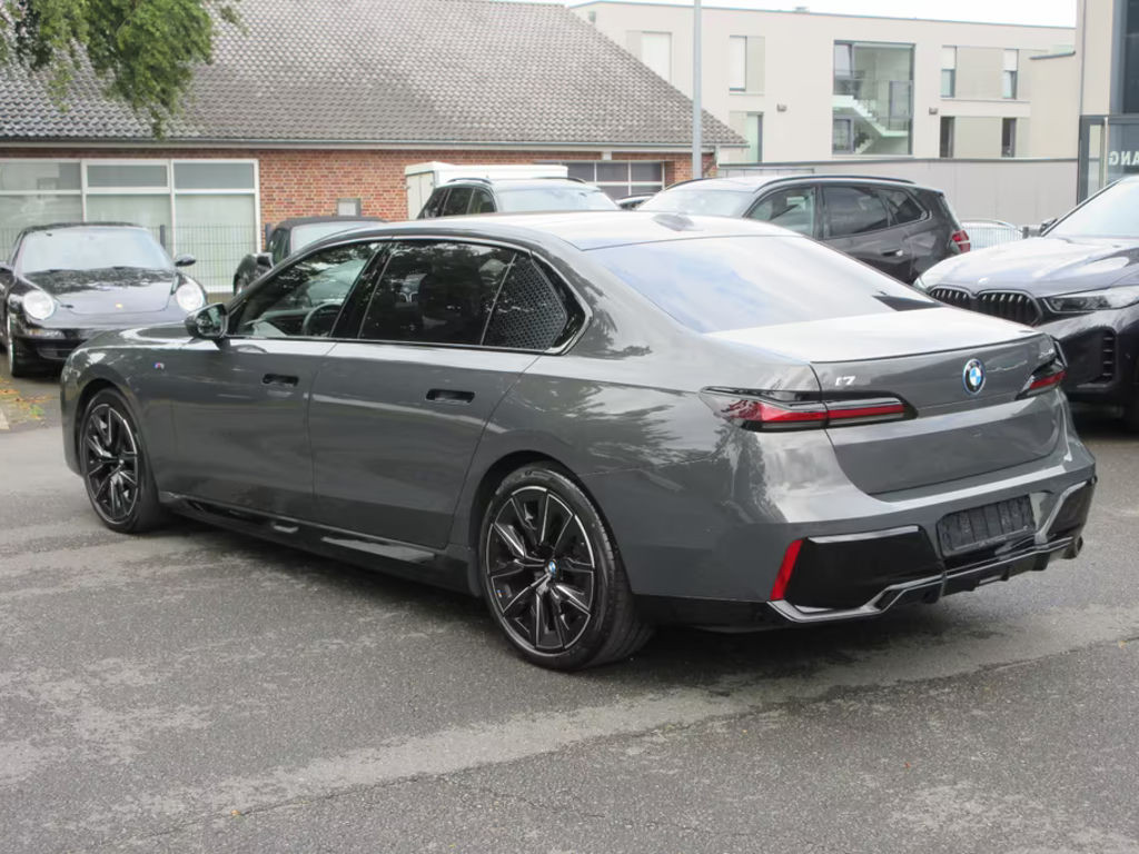 BMW i7