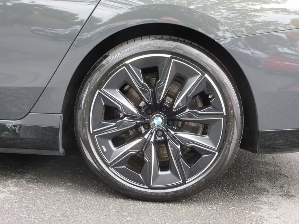 BMW i7