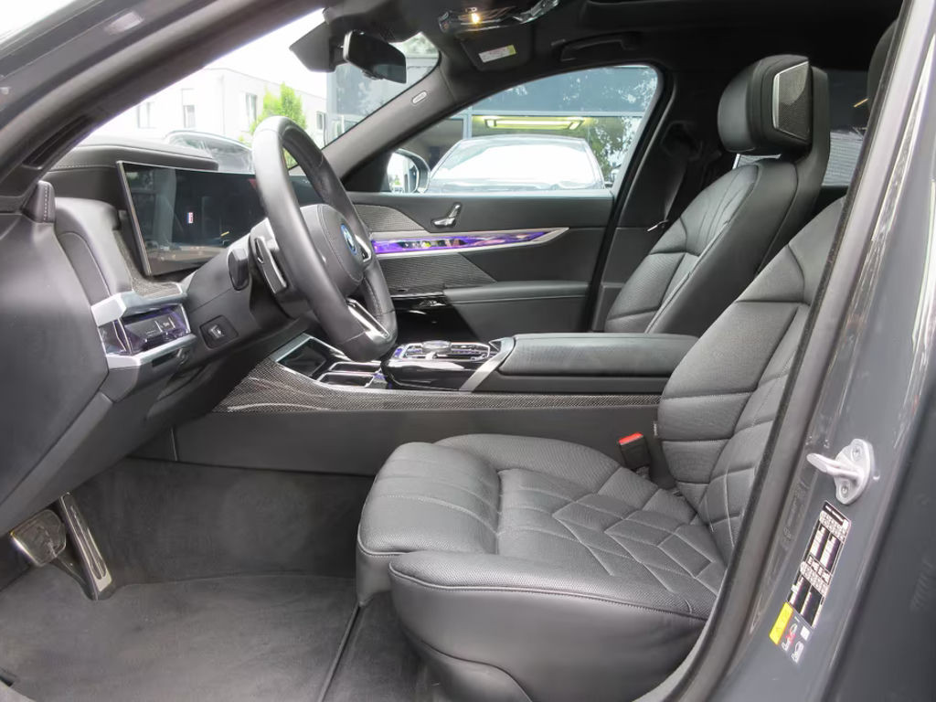 BMW i7