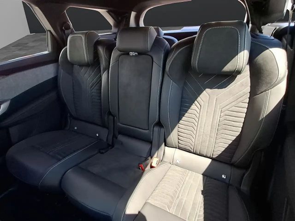 Peugeot E-5008