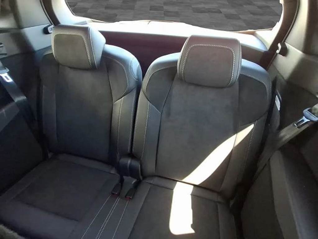Peugeot E-5008