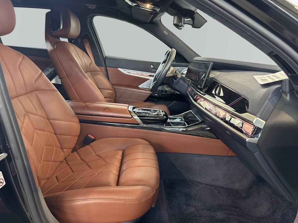 BMW i7