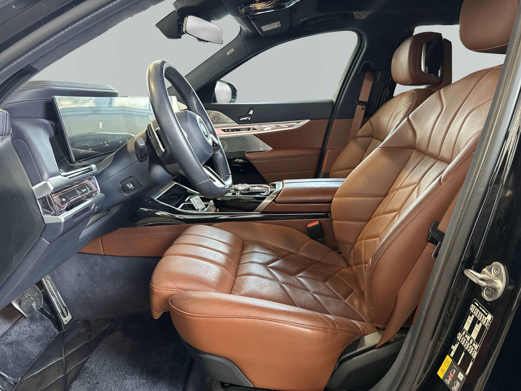 BMW i7