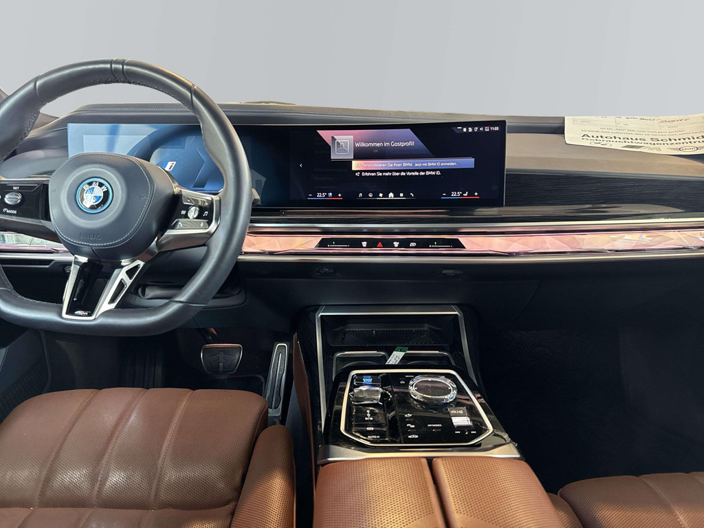 BMW i7
