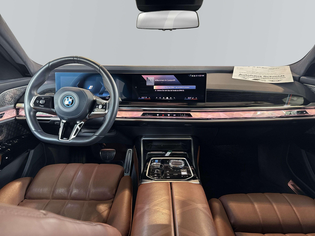 BMW i7