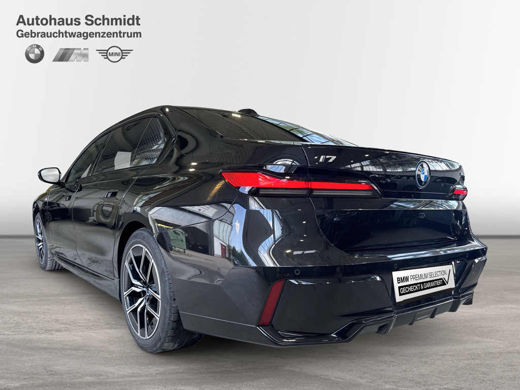 BMW i7