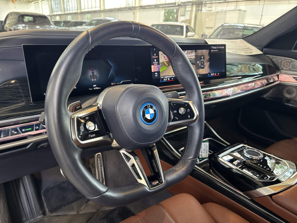 BMW i7