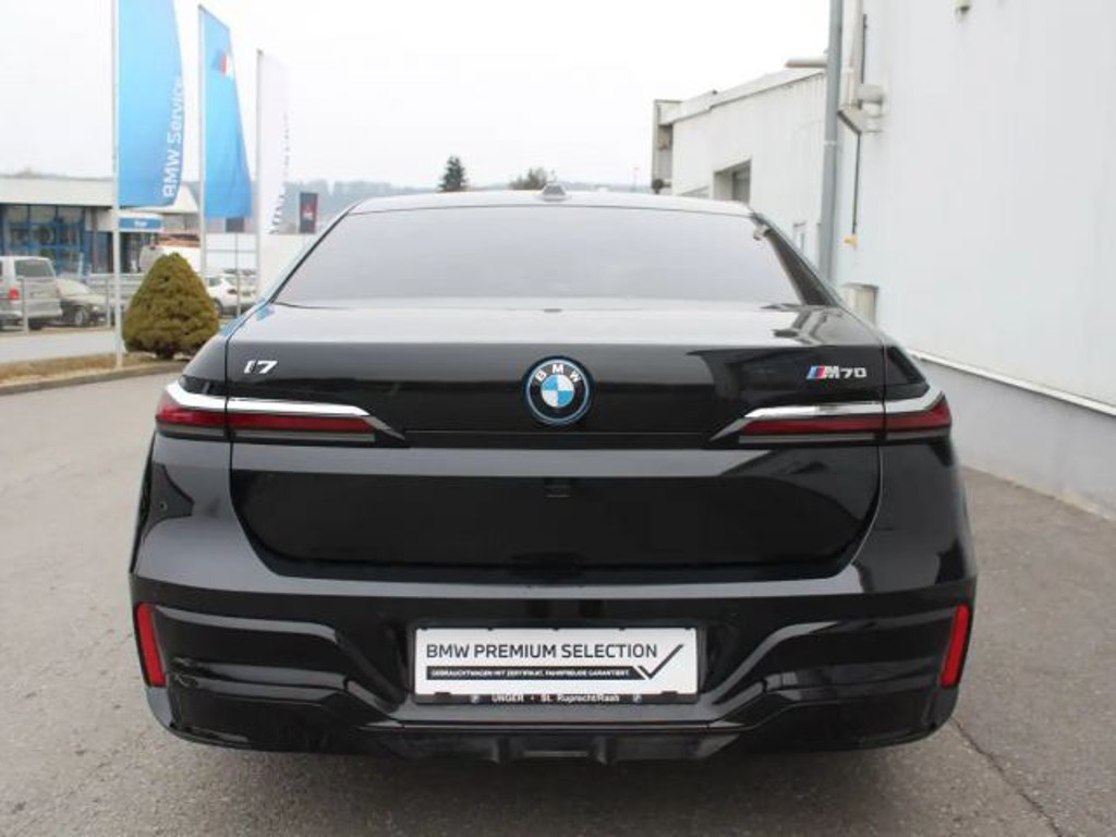 BMW i7