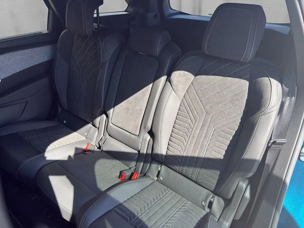 Peugeot E-5008