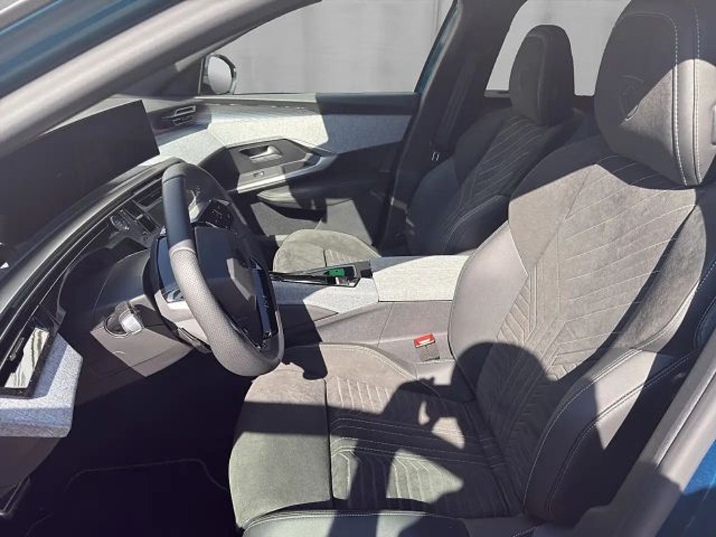 Peugeot E-5008