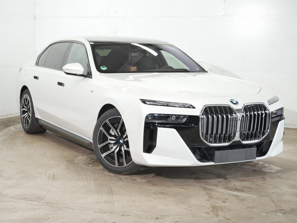BMW i7