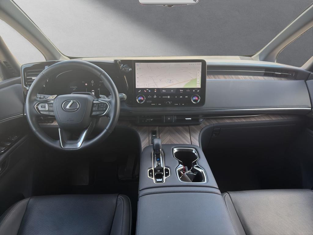 Lexus LM