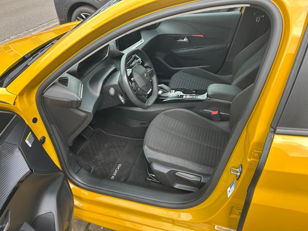 Peugeot e-208
