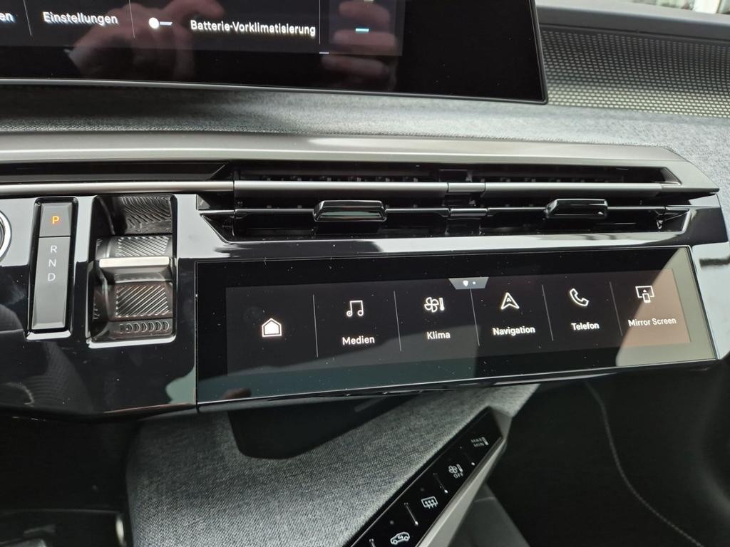 Peugeot E-3008
