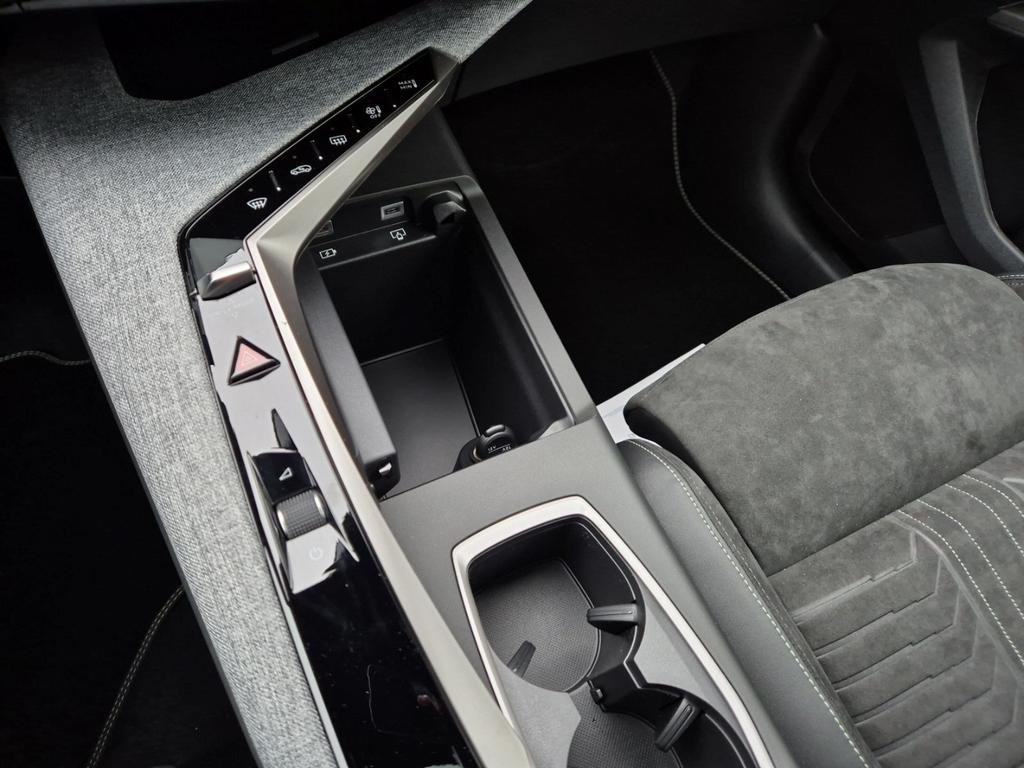 Peugeot E-3008