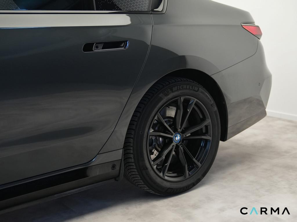 BMW i7