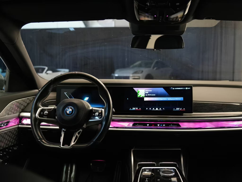 BMW i7