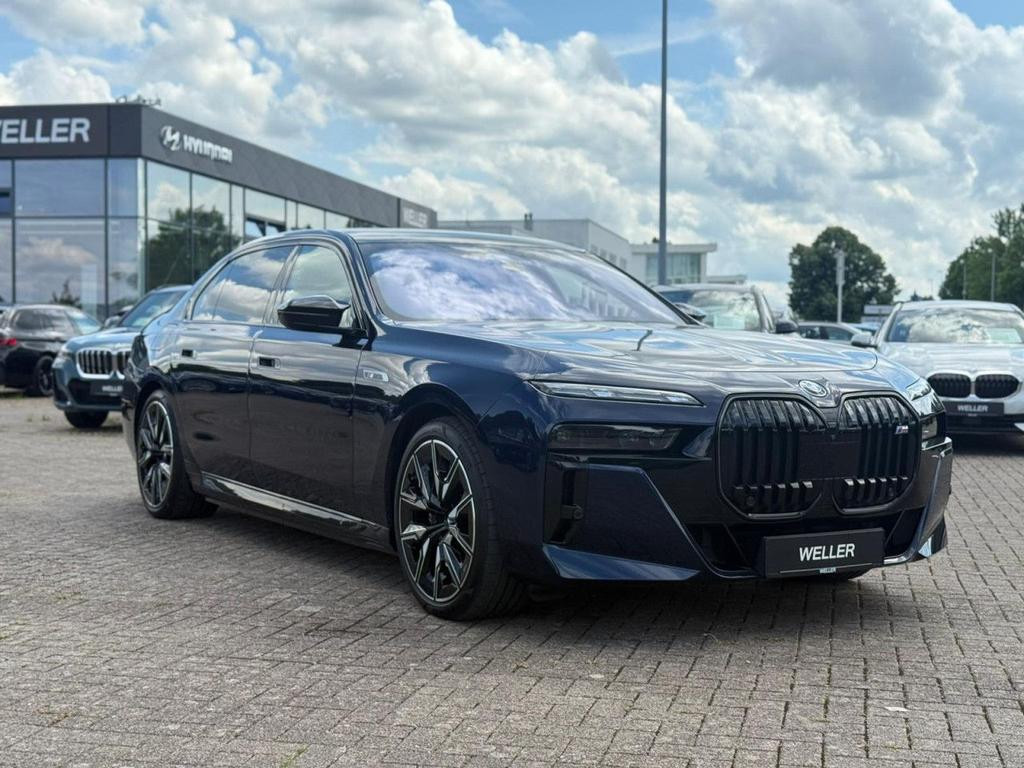 BMW i7