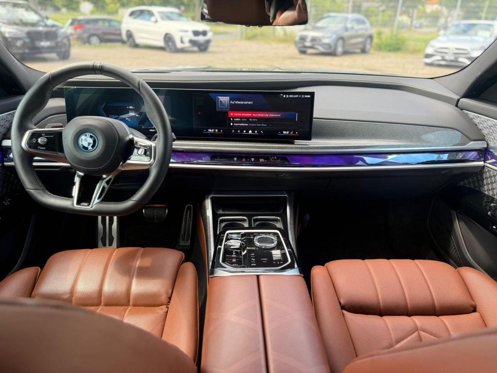 BMW i7