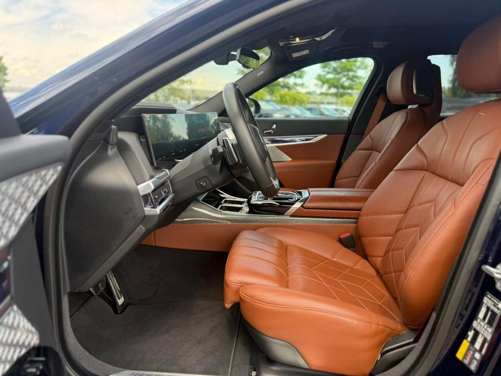 BMW i7