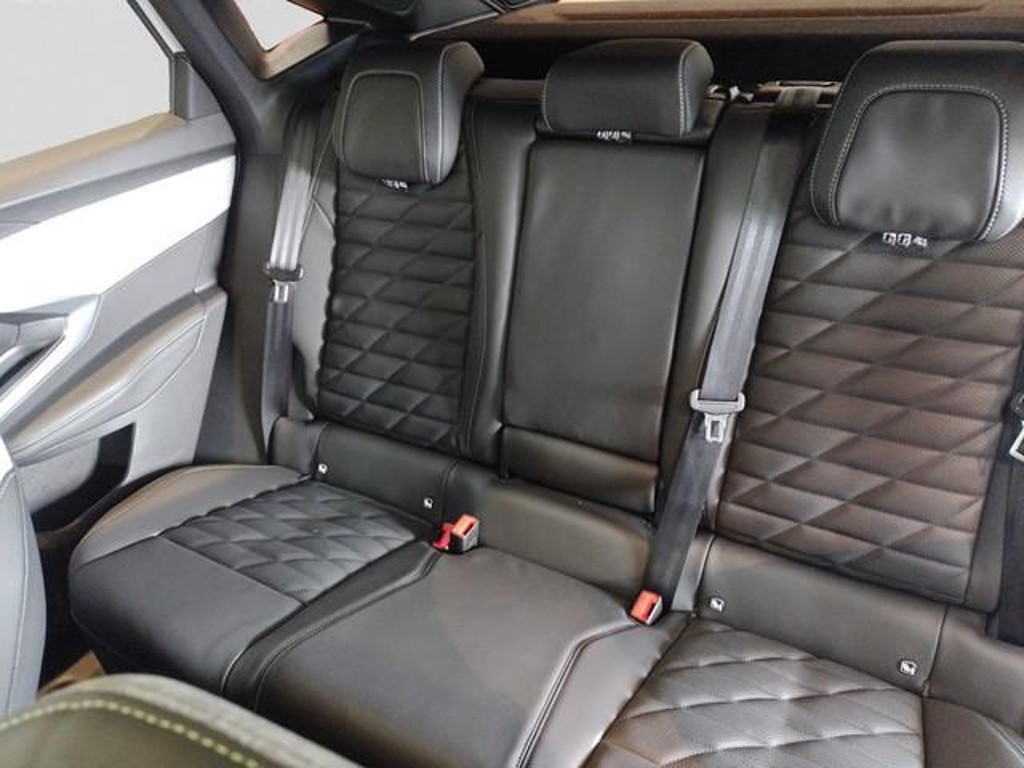 Peugeot E-3008