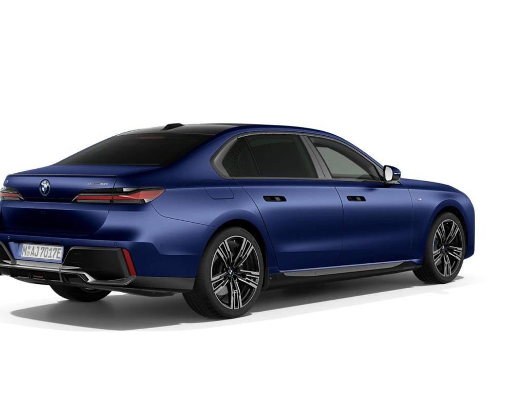 BMW i7