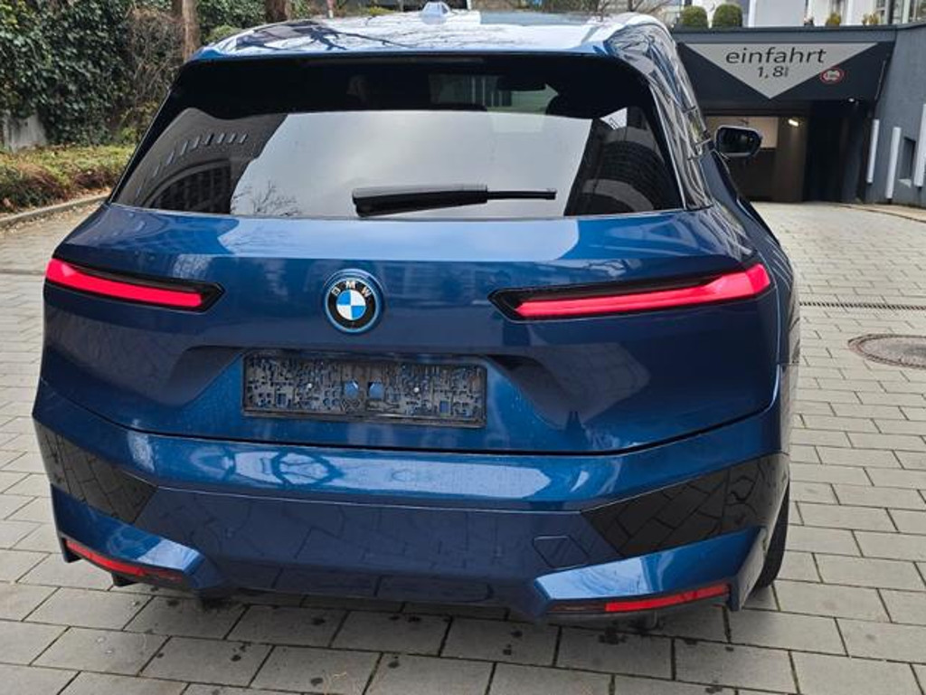 BMW iX