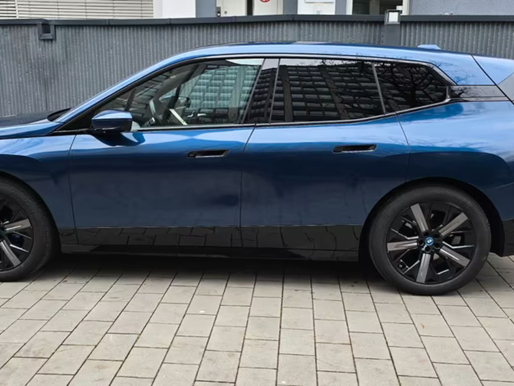 BMW iX