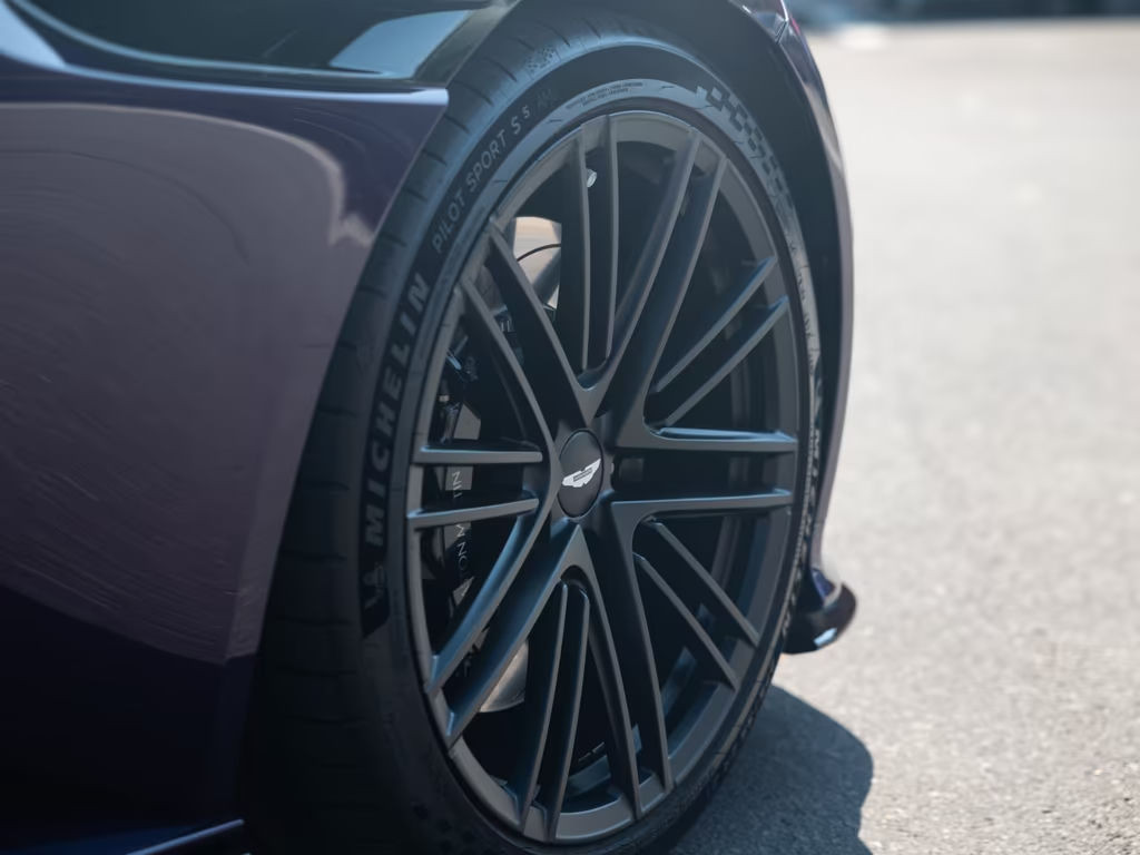Aston Martin DB12