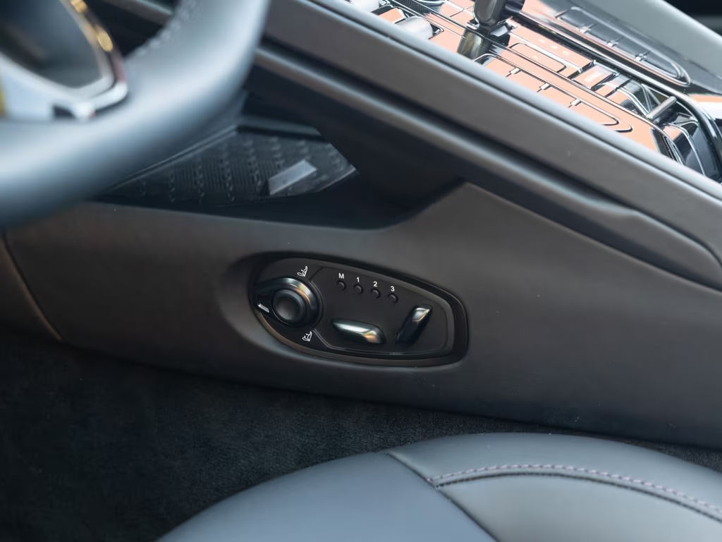Aston Martin DB12