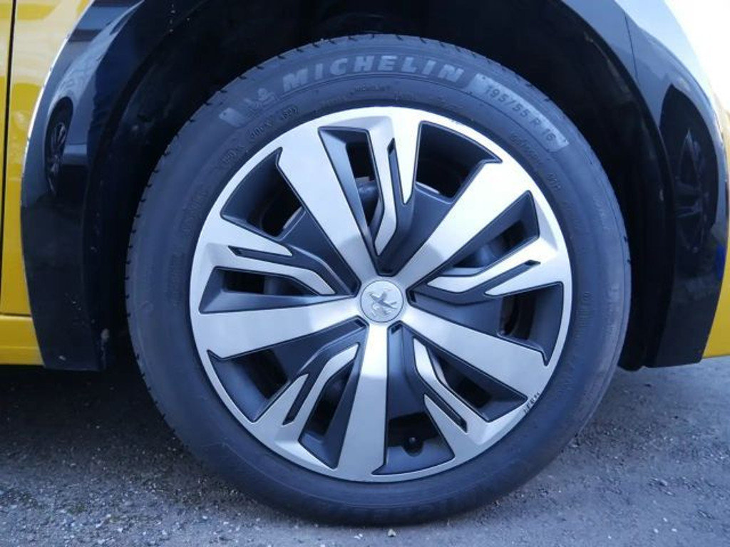 Peugeot e-208
