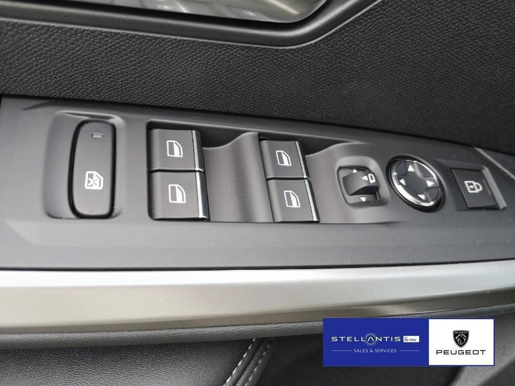 Peugeot E-3008