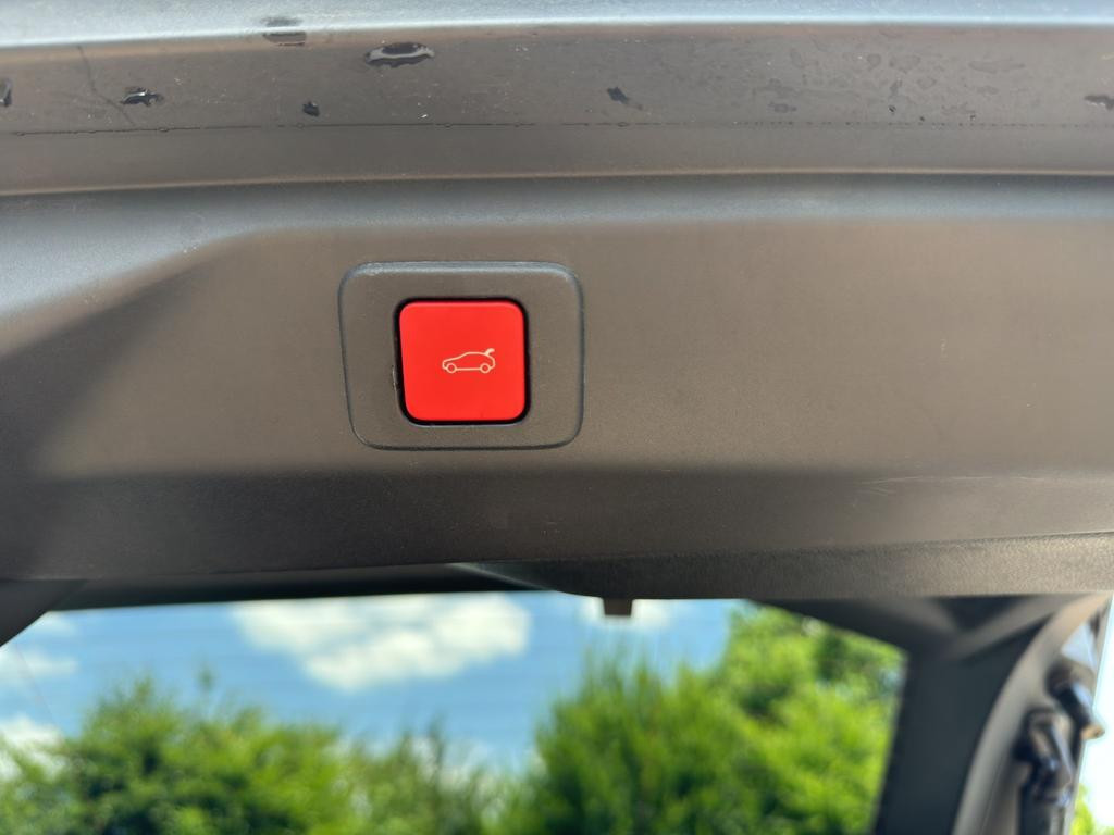 Peugeot E-3008