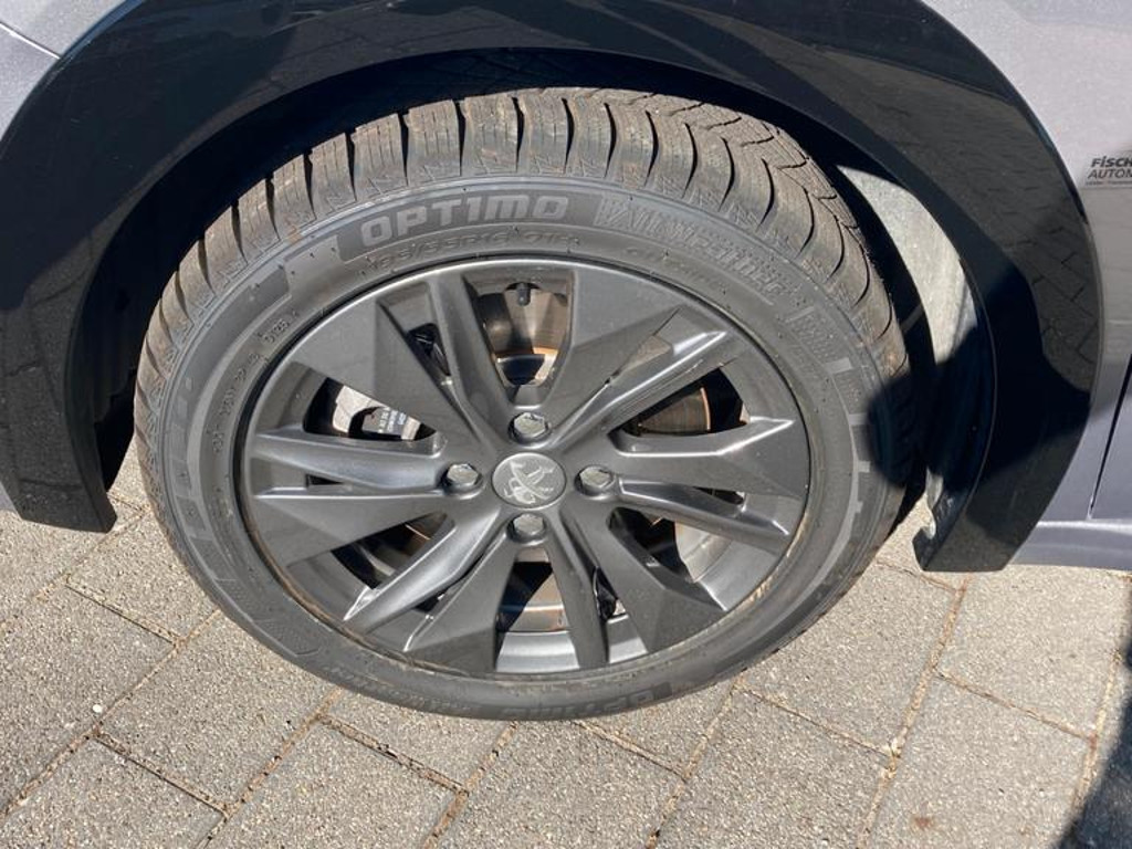 Peugeot e-208