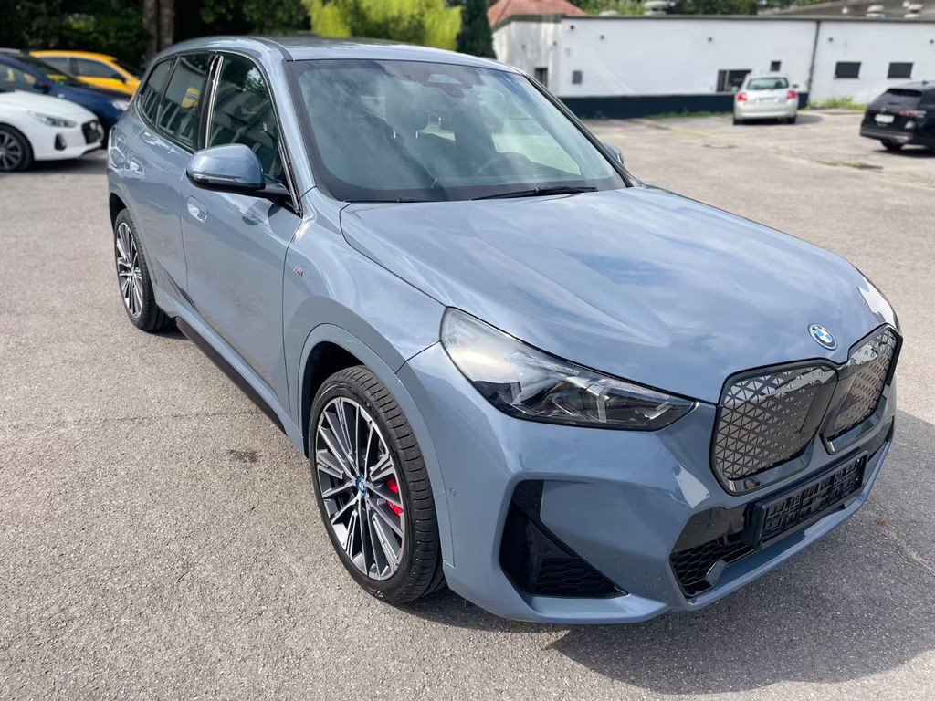 BMW iX1